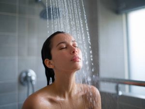Explorer les bienfaits des douches froides sur le métabolisme et l’humeur au réveil