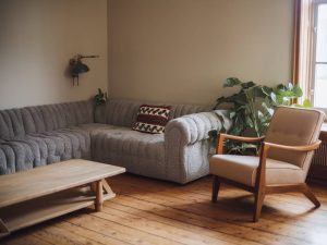 Comment créer une ambiance cocooning avec des matériaux écoresponsables dans son salon