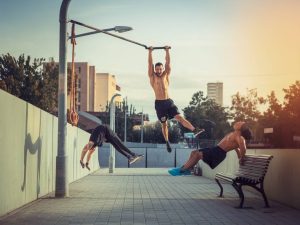 Street workout : quand le mobilier urbain devient un terrain de sport accessible à tous